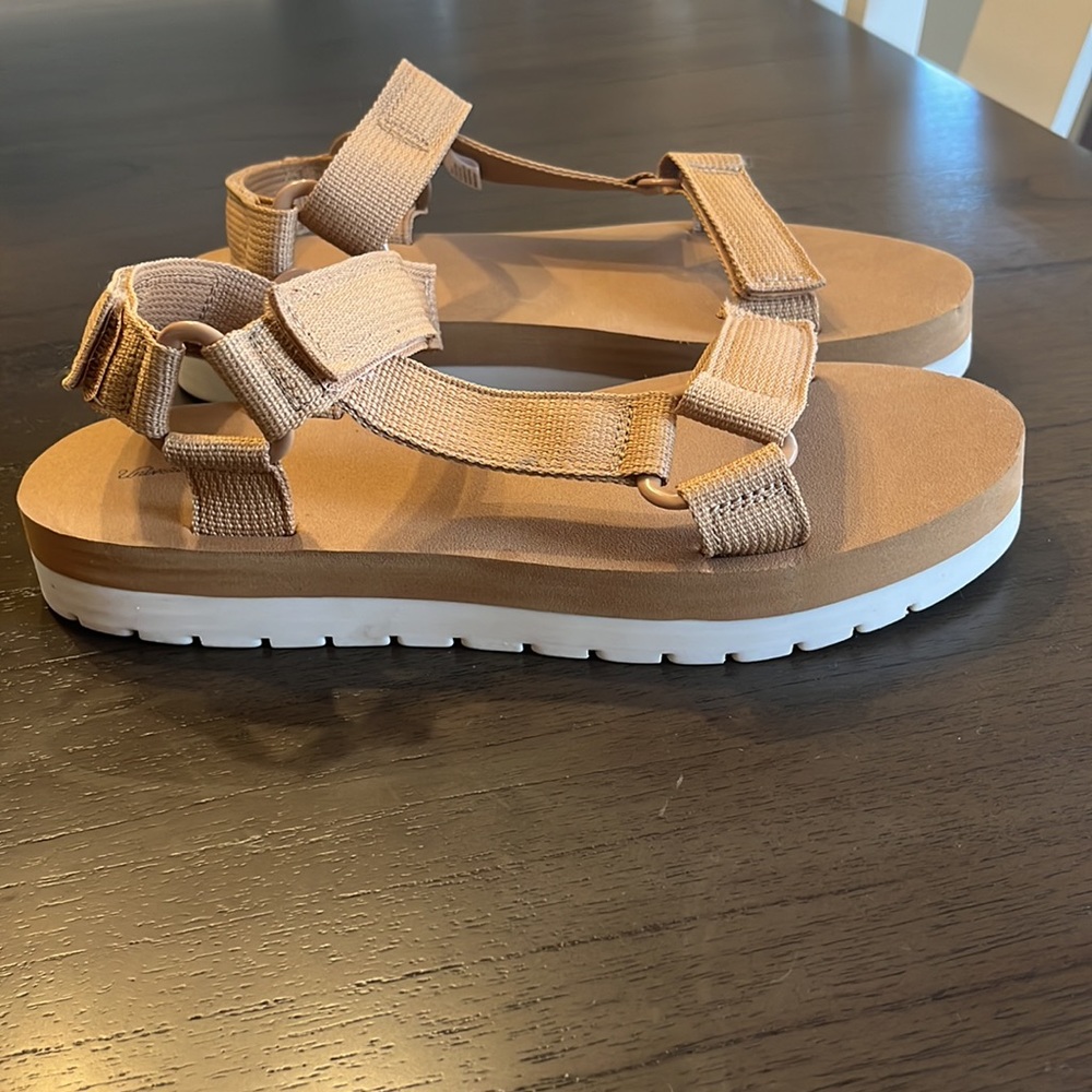 NWT Universal Thread Sandal